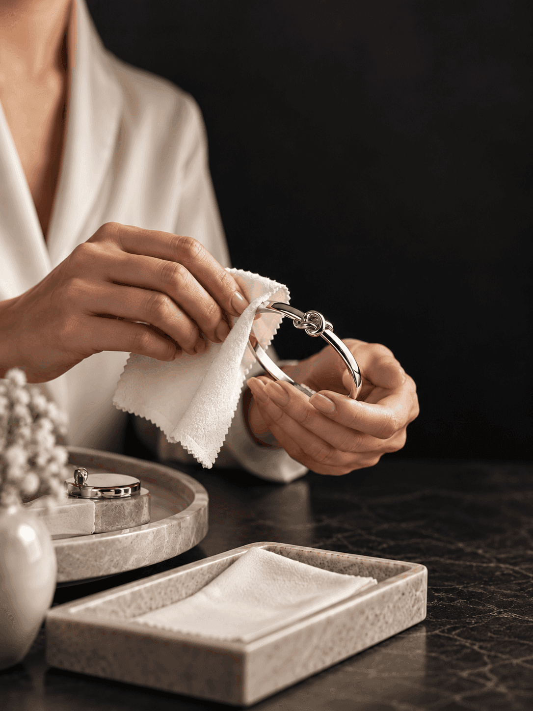 چگونه نقره را در خانه تمیز کنیم؟ روشهای اصولی و ایمن